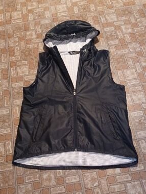 Under Armour Black Hooded Women's Vest with White Mesh Lining size Xlarge